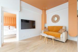 ein Wohnzimmer mit einem Sofa und einem Bett in der Unterkunft Rome Batignolles - Luxe Charme - 2P in Paris