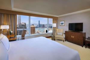 Giường trong phòng chung tại Conrad Hong Kong