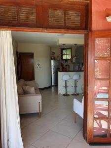 Casa de 3 quartos em condomínio em Geriba في بوزيوس: غرفة معيشة مع أريكة ومطبخ