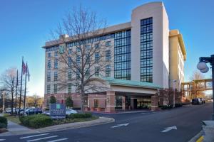 um grande edifício com uma placa em frente em Embassy Suites Hot Springs - Hotel & Spa em Hot Springs