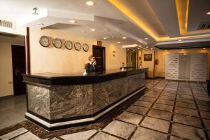Lobby o reception area sa Palm Inn Suites Hotel