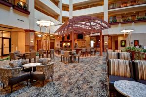 The lounge or bar area at Embassy Suites Hot Springs - Hotel & Spa