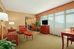 A seating area at Embassy Suites Hot Springs - Hotel & Spa