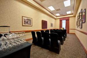 温泉城Embassy Suites by Hilton at Hot Springs Convention Center的会议室,配有椅子和酒杯,放在桌子上 更多37张照片