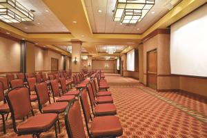 Embassy Suites by Hilton at Hot Springs Convention Center商务区和/或会议室