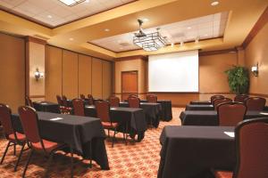 Embassy Suites by Hilton at Hot Springs Convention Center商务区和/或会议室