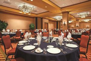Embassy Suites by Hilton at Hot Springs Convention Center餐厅或其他用餐的地方
