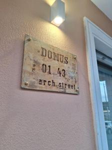 Un cartello su un muro che dice dumul sulla diciottesima strada. di DOMUS 0143 a San Giorgio Ionico