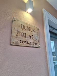 Un cartel en una pared que lee "Dumuls" en la calle 18. en DOMUS 0143, en San Giorgio Ionico