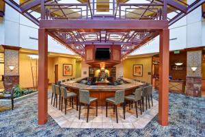 温泉城Embassy Suites by Hilton at Hot Springs Convention Center的一间配有大桌子和椅子的大会议室