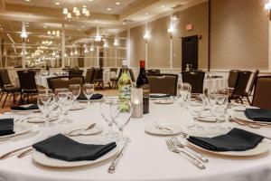 una mesa con copas de vino y servilletas. en Hilton Promenade Branson Landing en Branson