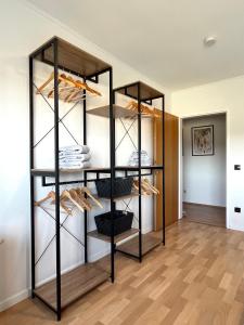 ein Zimmer mit Regalen mit Schuhen drauf in der Unterkunft Stilvolles Apartment mit ländlichem Ausblick in Hattingen