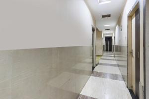 un couloir vide dans un bâtiment au sol en difficulté dans l'établissement SPOT ON 81399 Hotel Rainbow Regency, à Rourkela