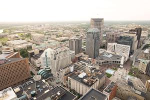 una vista aerea di una città con edifici alti di Conrad Indianapolis a Indianapolis