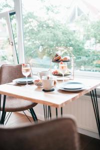 stół z talerzem jedzenia i kieliszki wina w obiekcie Suite Dreams Studio w Bremie