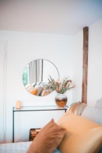 un espejo en una pared junto a un sofá en Suite Dreams Studio, en Bremen