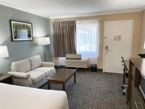 une chambre d'hôtel avec un lit et un salon dans l'établissement Roadstar Hotel Zephyrhills, à Zephyrhills