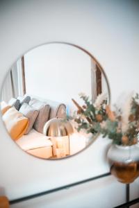 - un miroir reflétant un canapé dans le salon dans l'établissement Suite Dreams Studio, à Brême