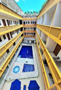 einen Blick über einen Pool in einem Gebäude in der Unterkunft Hotel Neiva Plaza in Neiva