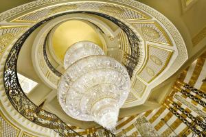 una escalera de caracol en un edificio con una escultura de cristal en Waldorf Astoria Jeddah - Qasr Al Sharq, en Yeda