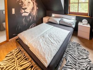 1 dormitorio con 1 cama con un león en la pared en Cozy apartment in Herrischried in a charming area, en Herrischried