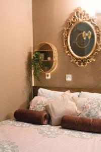 una camera da letto con un letto con uno specchio sul muro di Reina Spa a Sarajevo