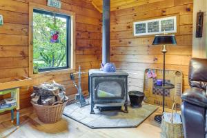 Pet-Friendly Jamestown Cabin with Fire Pit and Deck!的休息区