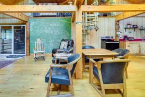 詹姆斯鎮的住宿－Pet-Friendly Jamestown Cabin with Fire Pit and Deck!，一个带桌椅的教室和一个黑板