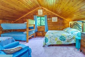 1 Schlafzimmer mit 2 Betten in einer Holzhütte in der Unterkunft Pet-Friendly Jamestown Cabin with Fire Pit and Deck! in Jamestown