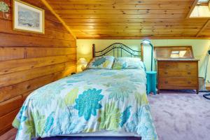 Pet-Friendly Jamestown Cabin with Fire Pit and Deck!客房内的一张或多张床位