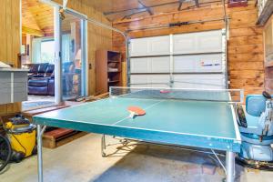 Pet-Friendly Jamestown Cabin with Fire Pit and Deck!内部或周边的乒乓球设施