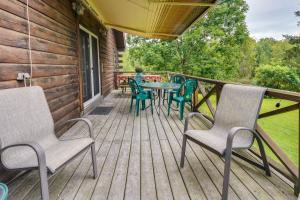 Pet-Friendly Jamestown Cabin with Fire Pit and Deck!的阳台或露台