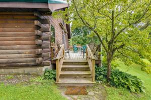 Pet-Friendly Jamestown Cabin with Fire Pit and Deck!外面的花园