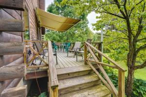 Pet-Friendly Jamestown Cabin with Fire Pit and Deck!外面的花园