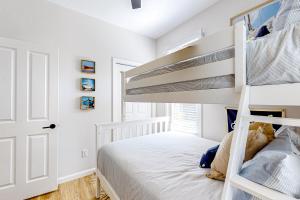 - une chambre blanche avec des lits superposés et une fenêtre dans l'établissement Cottage Retreat, à Wells 19 autres photos