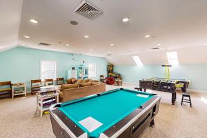 un salon avec une table de billard dans l'établissement Cottage Retreat, à Wells