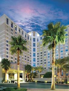 un grand bâtiment avec des palmiers devant lui dans l'établissement Hilton Grand Vacations Club Paradise Las Vegas, à Las Vegas