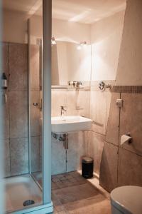 ein Bad mit einem Waschbecken und einer Dusche in der Unterkunft Suite Dreams Studio in Bremen