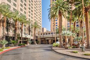 een straat met palmbomen in een winkelcentrum bij Hilton Grand Vacations Club on the Las Vegas Strip in Las Vegas