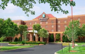 an exterior view of a embassy suites hotel at Embassy Suites Lexington in Lexington