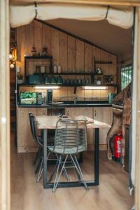 Cosy Forest Lodge的厨房或小厨房