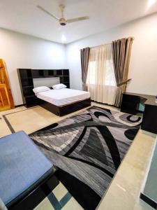 מיטה או מיטות בחדר ב-Two-Bedrooms Suite At Country Club Balakot