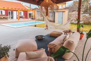 un patio con una hamaca y una piscina en La Casita Nazaré - private pool, en Nazaré