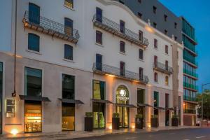 een groot wit gebouw met ramen en balkons bij DoubleTree by Hilton Lisbon Fontana Park in Lissabon