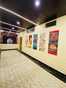 een lege kamer met schilderijen aan de muren bij Golden Lotus Varanasi in Varanasi