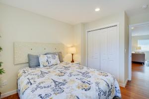 Schlafzimmer mit einem Bett mit einer blauen und weißen Bettdecke in der Unterkunft Westport Vacation Rental with Private Hot Tub! in Westport