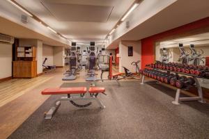 une salle de sport avec plusieurs tapis de course et équipements d'exercice dans l'établissement Hilton Liverpool City Centre, à Liverpool