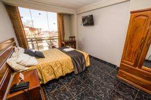ein Hotelzimmer mit Bett und Balkon in der Unterkunft Hotel JKalixto in Cayma + 32 Fotos