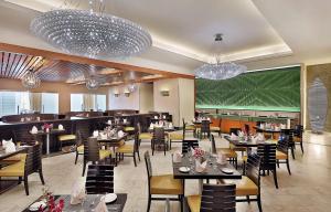 a restaurant with tables and chairs and a bar at Hilton Suites Jabal Omar Makkah in Mecca +72 photos