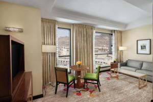 een woonkamer met een bank en een tafel bij Hilton Suites Makkah in Mekka